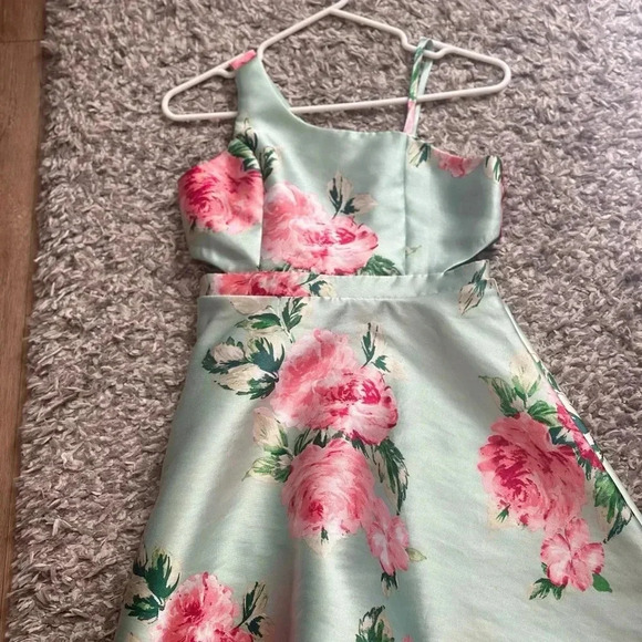 🌸YOUTH's floral Dress🌸 - Picture 4 of 8